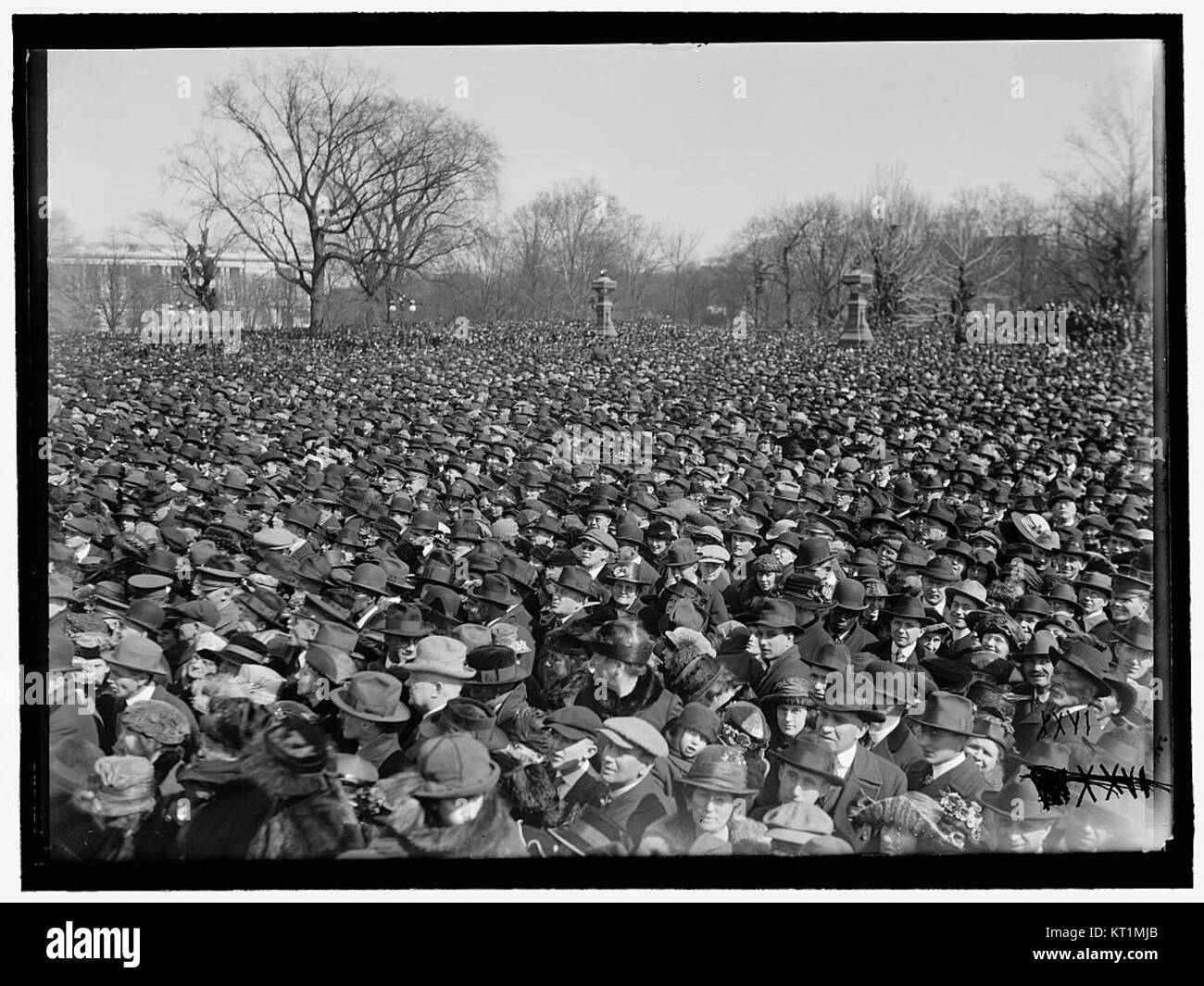 Dieses Bild zeigt eine Menschenmenge, die sich außerhalb des Kapitols versammelt hat, wahrscheinlich während eines bedeutenden politischen oder gesellschaftlichen Ereignisses. Die Menge repräsentiert das Engagement der Öffentlichkeit für den politischen Prozess in Washington D.C., einem Zentrum für politische Demonstrationen und Versammlungen in den Vereinigten Staaten. Stockfoto