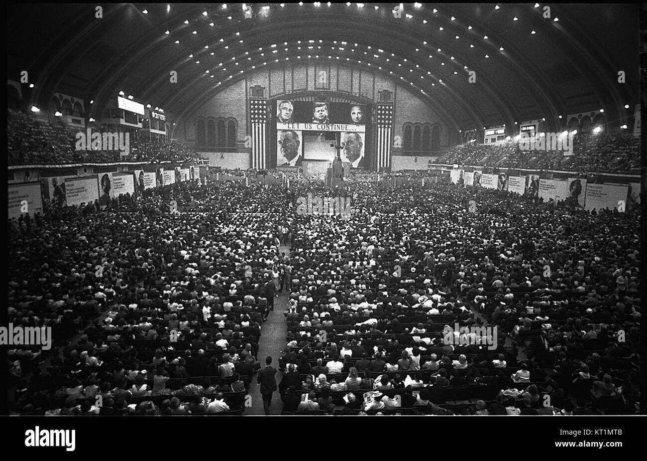 Die Demokratische Nationalversammlung 1964 war ein zentrales politisches Ereignis in den Vereinigten Staaten, bei dem sich Delegierte versammelten, um Lyndon B. Johnson für den Präsidenten zu nominieren und die Parteiplattform zu übernehmen. Der Konvent war geprägt von bedeutenden politischen Debatten und Diskussionen, insbesondere über die Bürgerrechte und die laufende Bürgerrechtsbewegung. Stockfoto