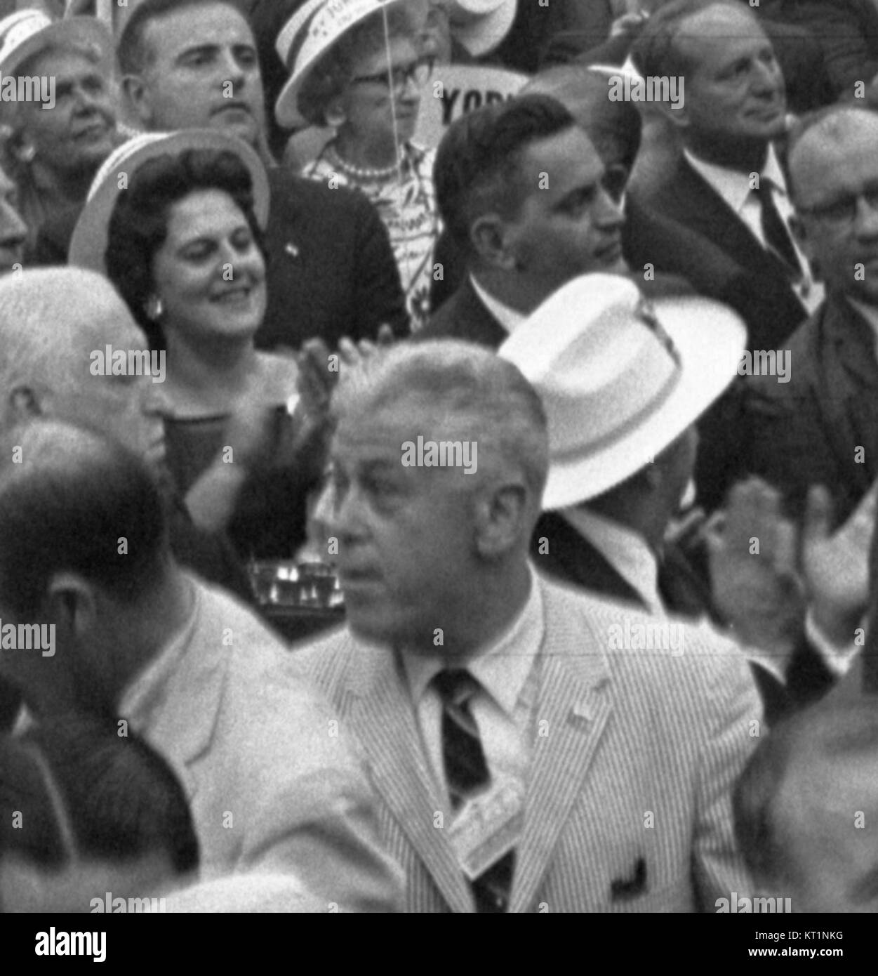 Die Delegierten der Demokratischen Nationalversammlung 1964 in Atlantic City, New Jersey, nehmen während der Veranstaltung an Diskussionen Teil, die einen wichtigen Moment in der amerikanischen politischen Geschichte darstellen. Der Konvent spielte eine entscheidende Rolle bei der Gestaltung der Plattform und der Nominierungen der Demokratischen Partei während der Ära der Bürgerrechtsbewegung. Stockfoto