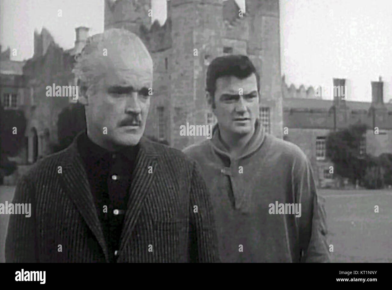 Demenz 13 ist ein US-amerikanischer Horrorfilm von Francis Ford Coppola aus dem Jahr 1963. Es erzählt die Geschichte einer Frau, die versucht, die Kontrolle über das Erbe ihres verstorbenen Mannes zu erlangen, während eine Reihe mysteriöser Todesfälle auftreten. Der Film beschäftigt sich mit Themen wie Familiengeheimnissen, Spannung und psychologischem Horror und markiert damit Coppolas Regiedebüt in diesem Genre. Stockfoto