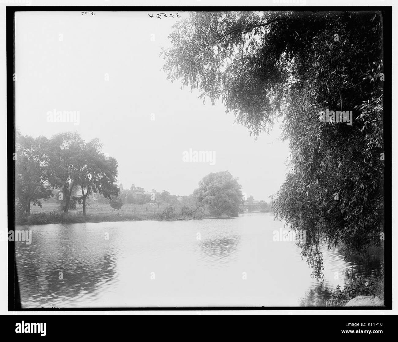 Der Huron River bei Ypsilanti ist eine malerische Wasserstraße, fotografiert von der Detroit Publishing Company. Das Bild zeigt die natürliche Schönheit und Landschaft rund um diesen Teil von Michigan. Stockfoto