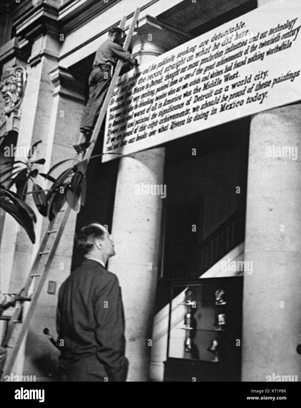 Das Diego Rivera Wandschild bezieht sich auf die ikonischen Werke des berühmten mexikanischen Künstlers Diego Rivera. Riveras Wandmalereien sind bekannt für ihre politischen, sozialen und kulturellen Themen, die das mexikanische Erbe und die Geschichte darstellen. Stockfoto