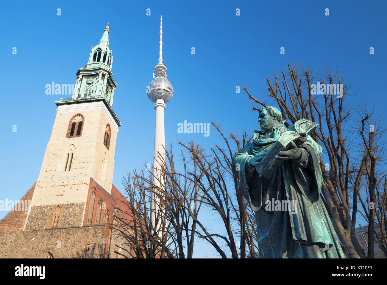 BERLIN, DEUTSCHLAND, Februar, 13, 2017: Die staue der Reformator Martin Luther vor der Marienkirche von Paul Martin Otto und Robert Toberenth ( Stockfoto