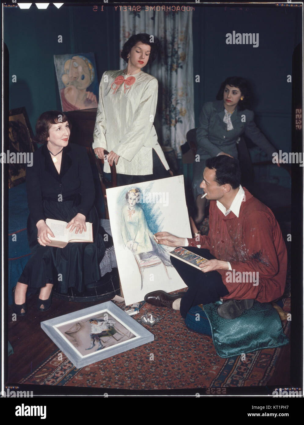Eine Fotografie der 52nd Street in New York City um 1948. Bekannt als „Swing Street“, war diese Gegend Mitte des 20. Jahrhunderts das Herz der Jazzmusik, wo legendäre Jazzmusiker zu Gast waren und sich zu einem wichtigen Drehkreuz für die Jazzkultur in New York entwickelte. Stockfoto