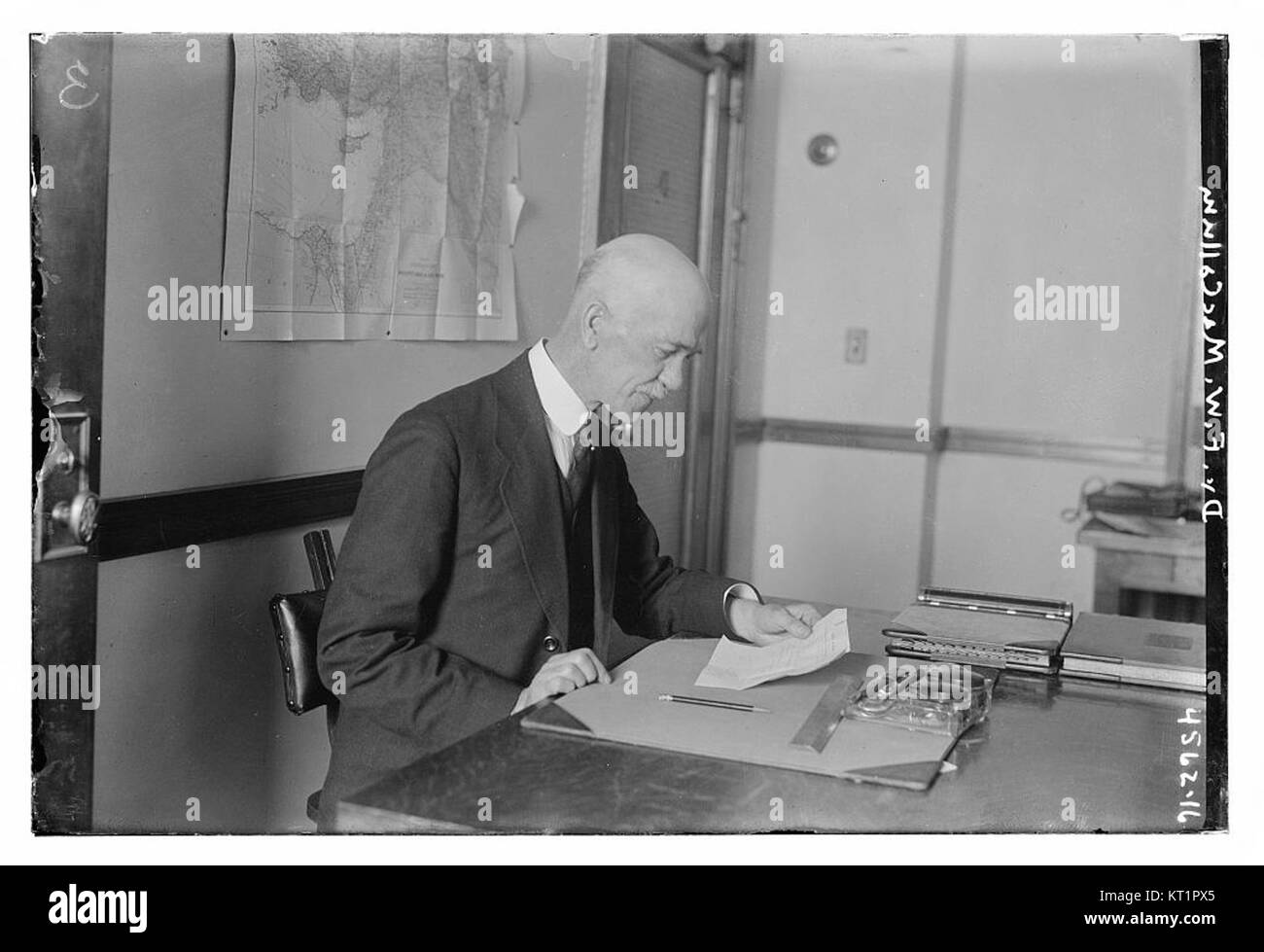 Ein Foto von Dr. F.W. MacCallum, einer historischen Figur, aufgenommen während einer Veranstaltung oder in seinem beruflichen Umfeld, das seine Rolle und seinen Einfluss unterstreicht. Stockfoto