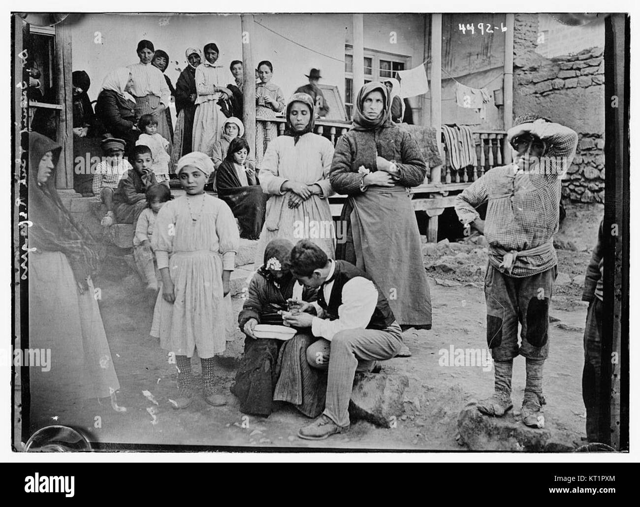 Ein Bild mit Dr. Sarnid, der sich um eine Gruppe kranker Flüchtlinge kümmert und die humanitären Bemühungen in Krisensituationen hervorhebt. Es stellt die medizinische Versorgung in schwierigen Zeiten der Vertreibung und Krankheit dar. Stockfoto