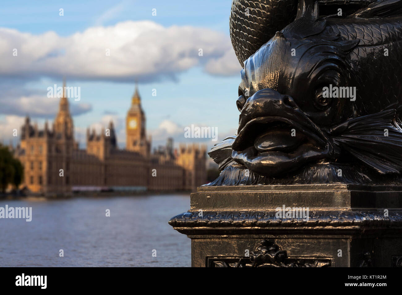 Nahaufnahme der unverwechselbaren Fisch Design auf dem gusseisernen Lampe Beiträge in Westminster, London Mit den Häusern des Parlaments aus den Fokus auf die backgroun Stockfoto
