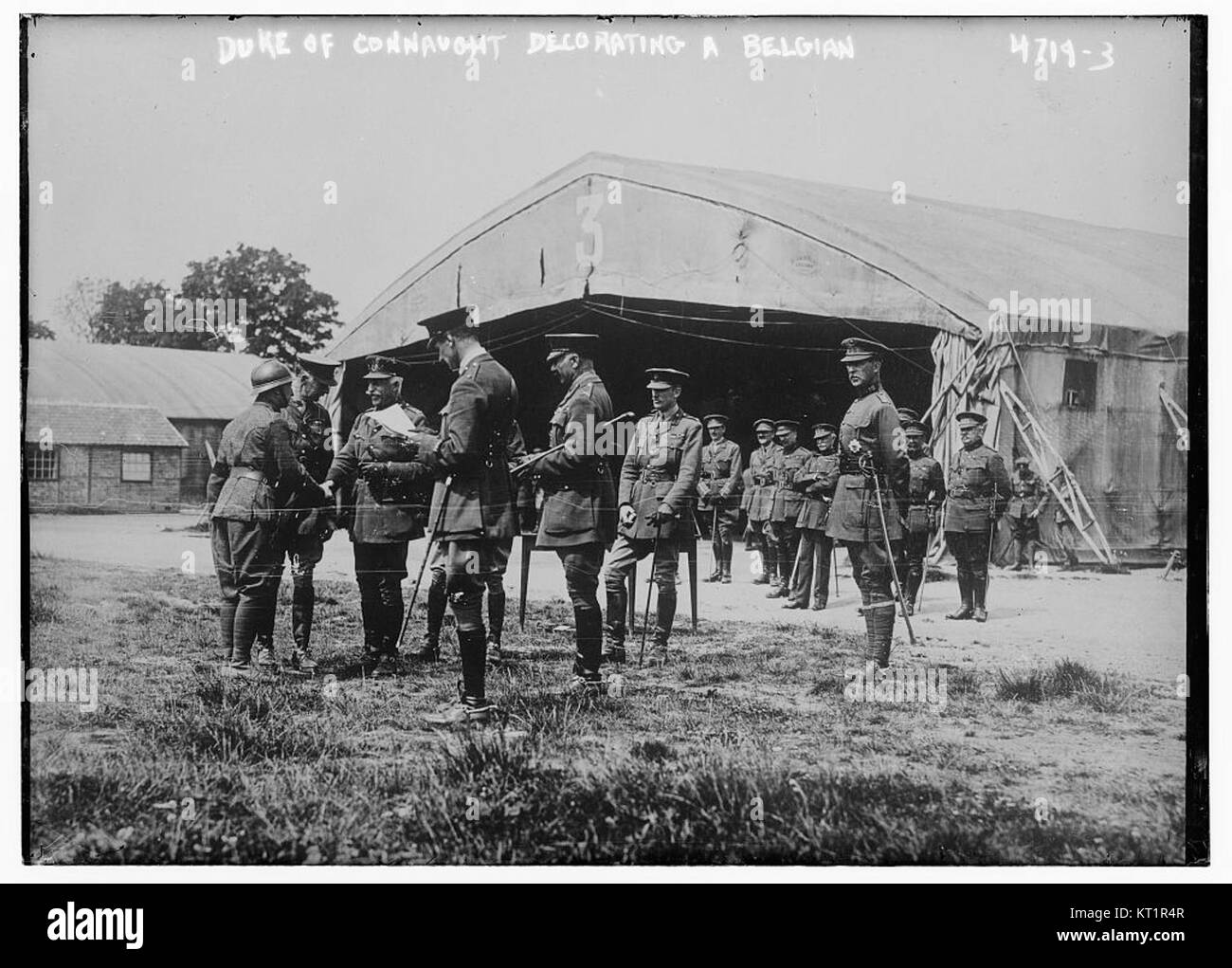Der Herzog von Connaught, ein Mitglied der britischen Königsfamilie, ist als Dekoration eines belgischen Soldaten abgebildet. Dieses Ereignis fand während des Ersten Weltkrieges als Teil der britischen und belgischen Zusammenarbeit während des Krieges statt. Stockfoto