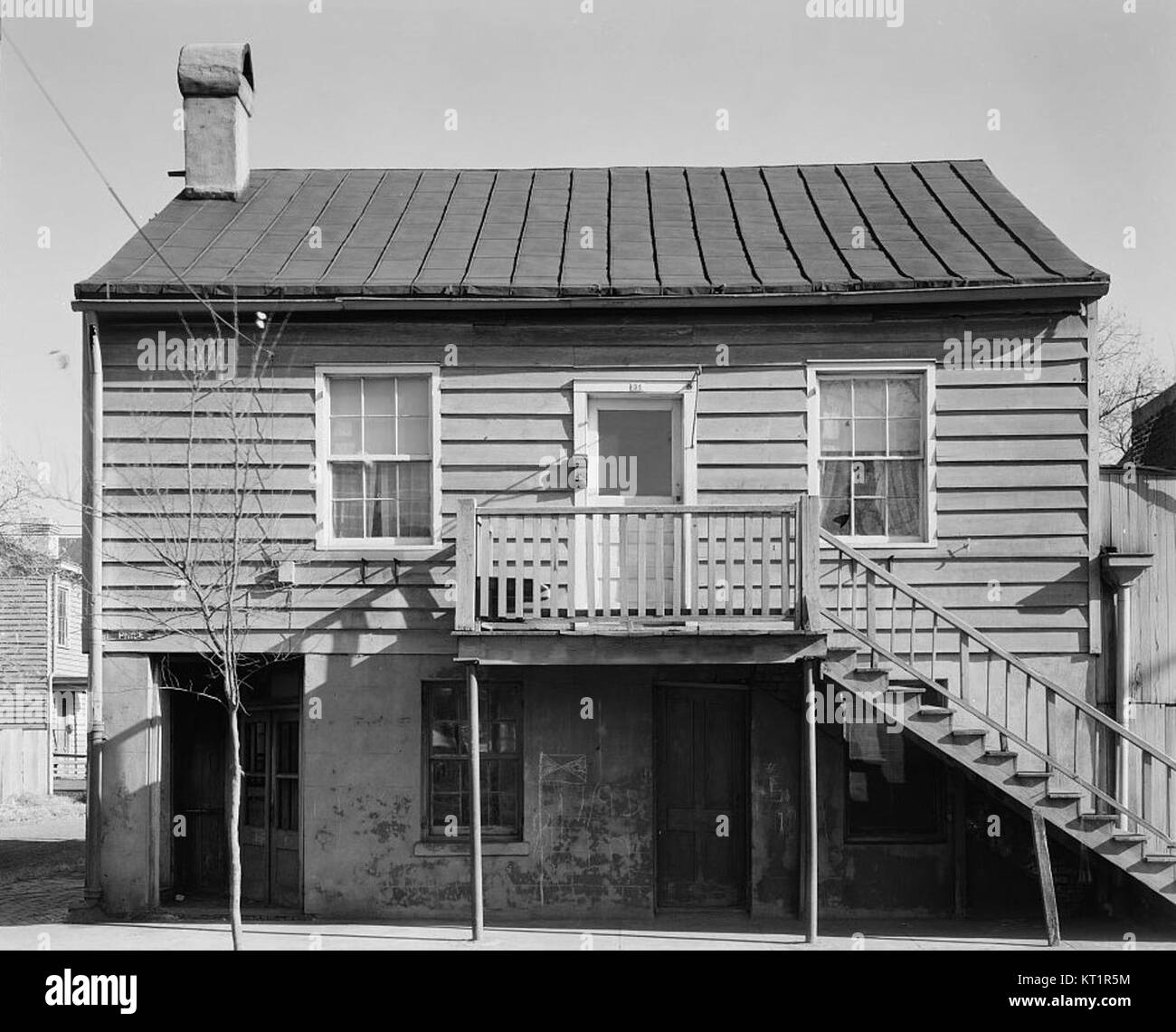 34 Price Street in Savannah, Georgia, liegt im Chatham County und ist ein historisches Gebäude, das sich durch seine Architektur und seine Rolle in der lokalen Gemeinde auszeichnet. Stockfoto