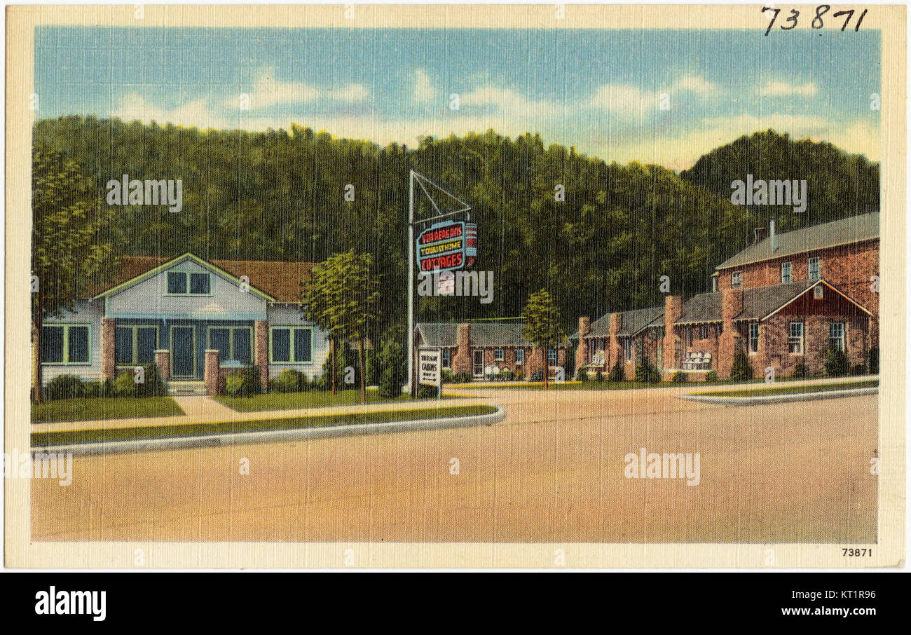 Foto mit den Ferienhäusern und dem Ferienhaus von E. B. und Mrs. G. P. Reagan, gelegen am südwestlichen Ende von Gatlinburg, Tennessee, am Highway 71. Das Bild stammt aus dem Magazin „This Week in New Orleans“, 4. Dezember 1948, Seiten 24–25. Stockfoto
