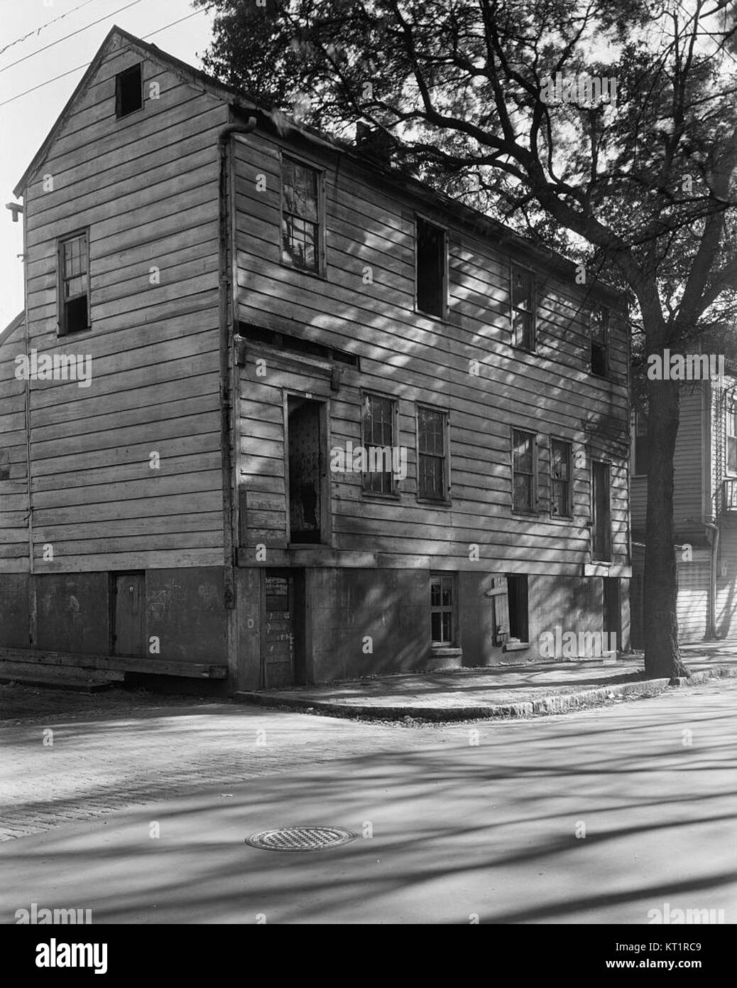 42 Price Street in Savannah, Georgia, ist ein historisches Anwesen im Chatham County. Dieses Gebäude ist Teil des architektonischen Erbes der Region und hat lokale historische Bedeutung. Stockfoto