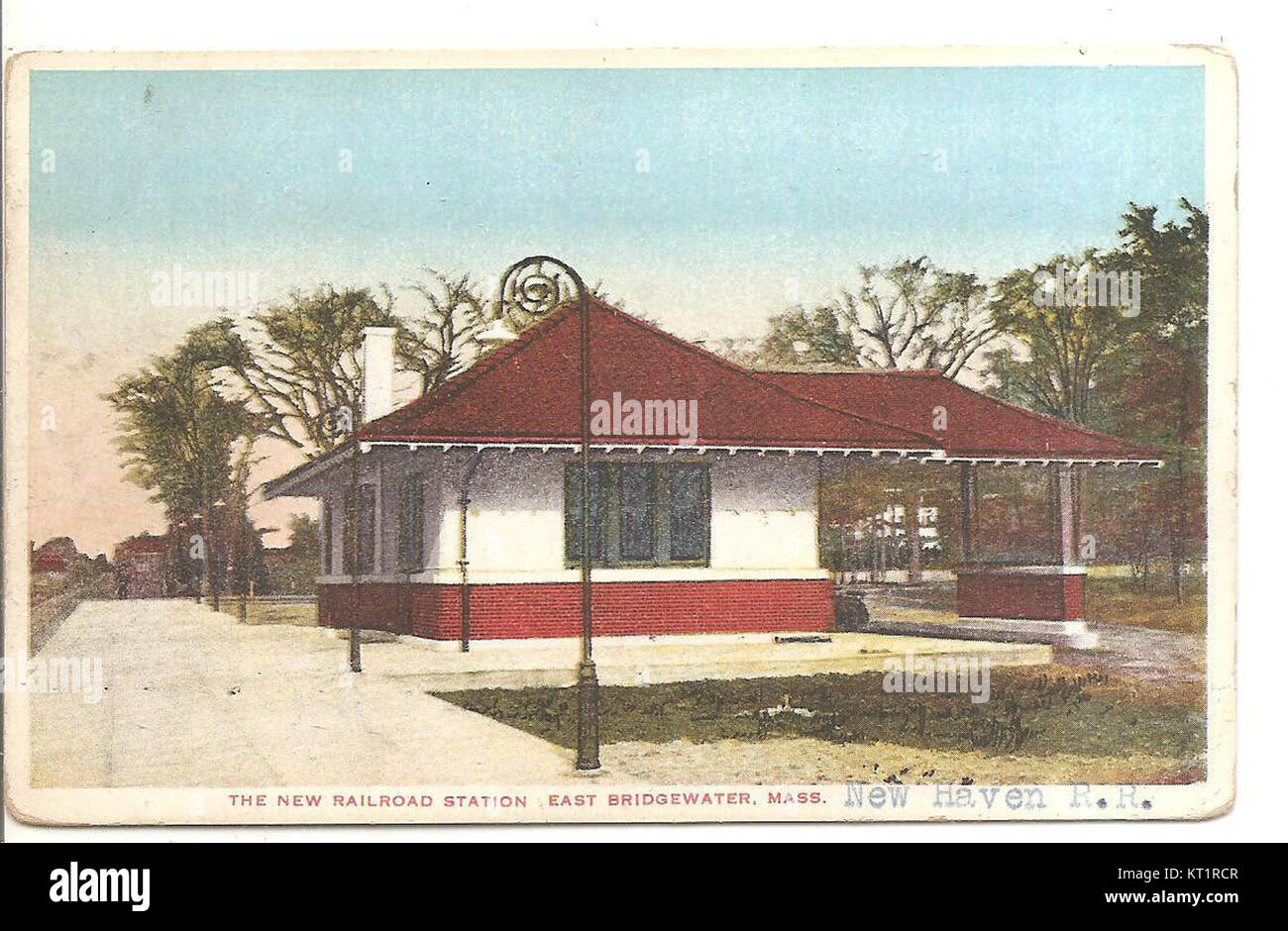 Die East Bridgewater Station in Massachusetts ist auf dieser alten Postkarte abgebildet. Das Bild zeigt die historische Bedeutung des Bahnhofs als wichtiger Verkehrsknotenpunkt in der Region. Stockfoto