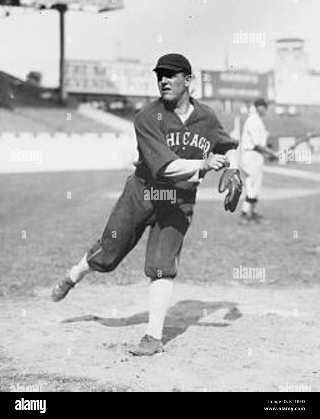 Eddie Cicotte war ein professioneller Baseball-Pitcher, der vor allem für seine Beteiligung am Black Sox-Skandal von 1919 bekannt war. Er spielte für die Chicago White Sox und wurde später wegen seiner Rolle bei der Verschwörung zur Throw the World Series vom Baseball ausgeschlossen. Stockfoto