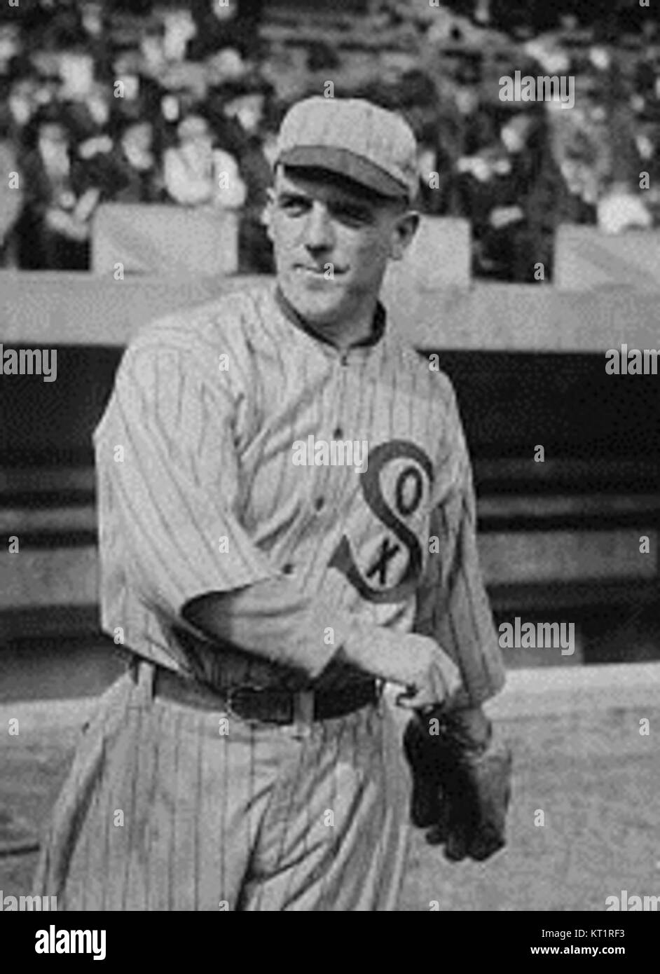Eddie Cicotte war ein professioneller Baseball-Pitcher, der 1919 am Black Sox-Skandal beteiligt war. Dieses Bild fängt ihn während seiner Karriere in der Major League Baseball vor der Kontroverse ein, die seinen Ruf beeinträchtigte. Stockfoto