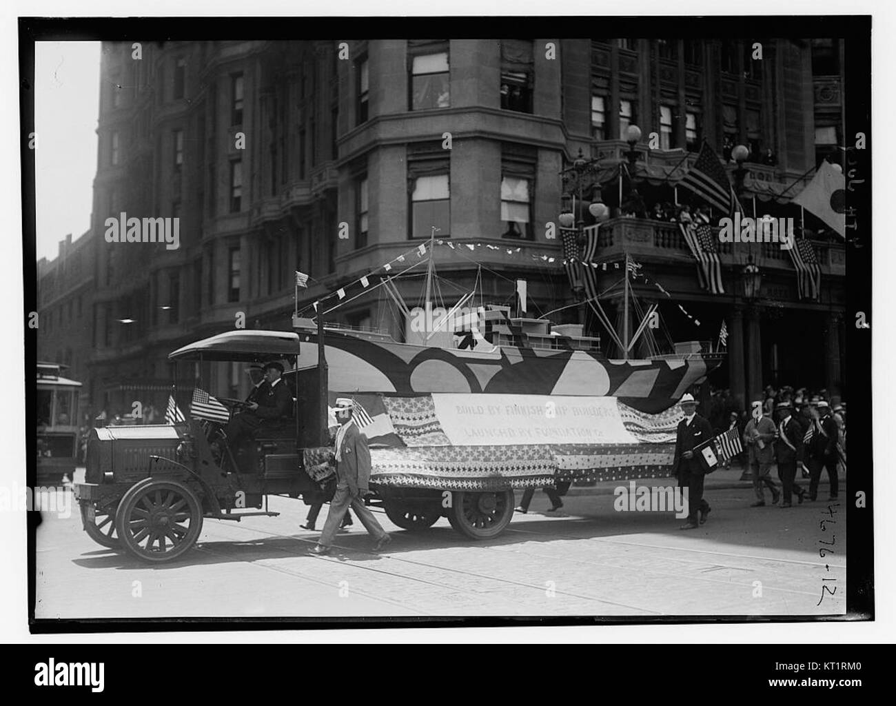 Luftaufnahme zur Feier des Unabhängigkeitstages am 4. Juli mit Feuerwerk, das den Nachthimmel über einer Stadtlandschaft beleuchtet. Stockfoto