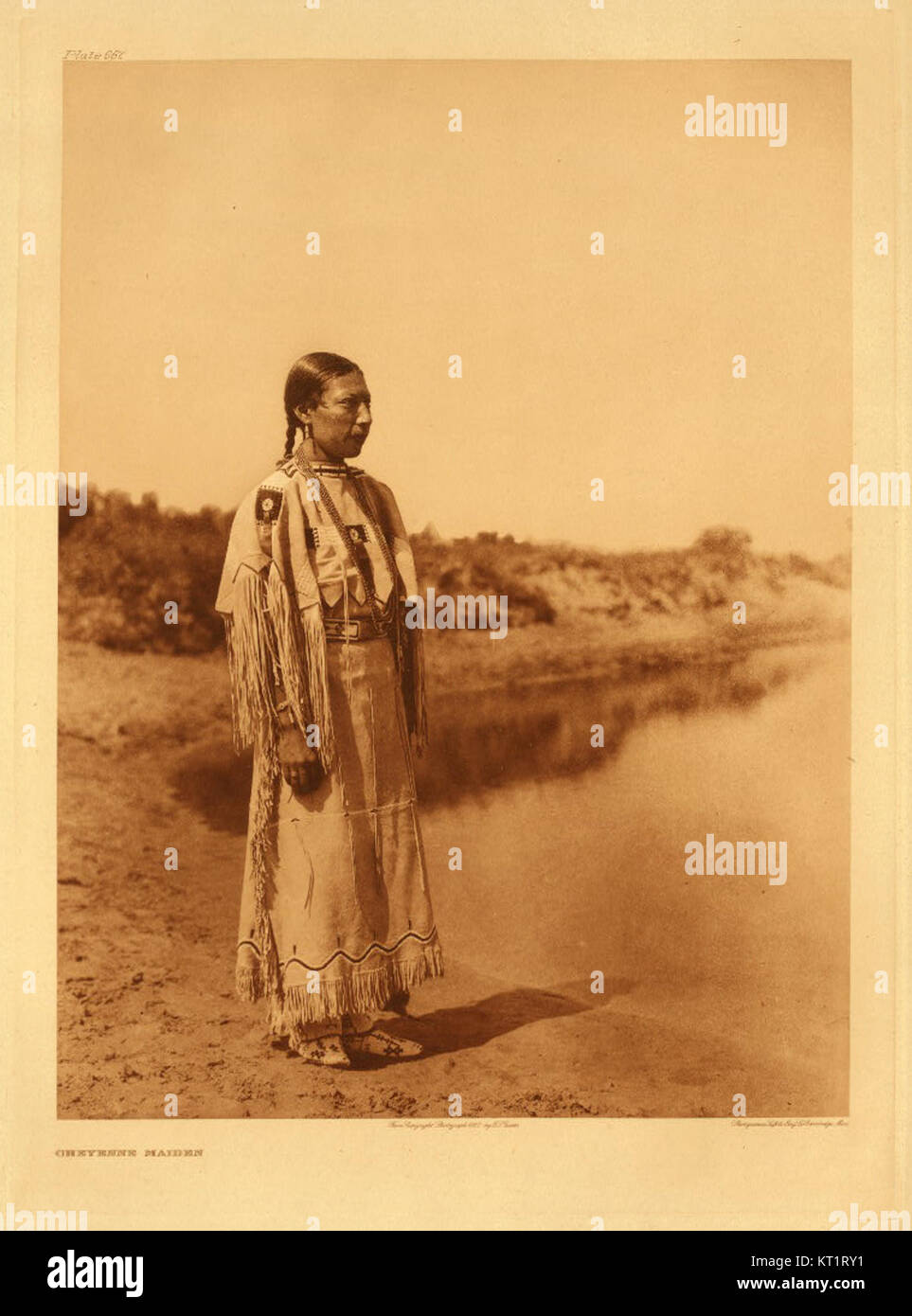 Dieses Foto aus der Edward S. Curtis Collection zeigt eine indianische Person und zeigt die detaillierte und respektvolle Darstellung der indigenen Bevölkerung in Curtis’ fotografischen Arbeiten. Stockfoto