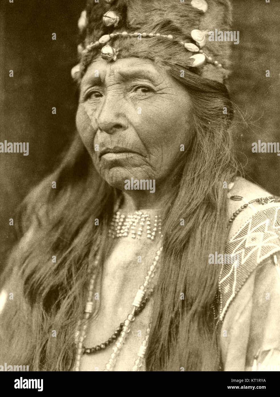 Edward S. Curtis’ Sammlung mit dem Titel „People 091“ besteht aus Porträts und Bildern, die die indianischen Völker dokumentieren und seine Arbeit in der ethnographischen Fotografie während des frühen 20. Jahrhunderts widerspiegeln. Stockfoto