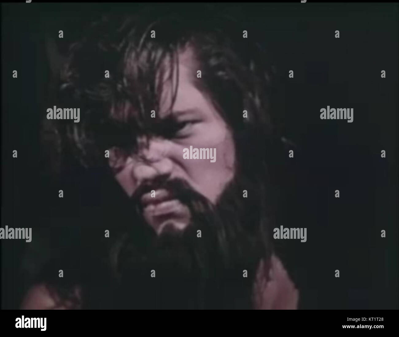 Bild mit dem Titel „Eegah-RichardKiel1“, das Richard Kiel in dem Film „Eegah!“ zeigt und eine Szene aus dem Film festnimmt. Stockfoto