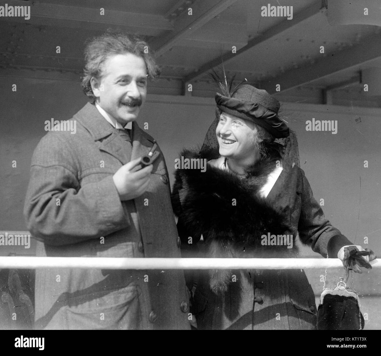 Dieses Bild zeigt ein Porträt des berühmten Physikers Albert Einstein mit seiner Frau Elsa. Einstein ist bekannt für seine bahnbrechenden Beiträge zur Relativitätstheorie und seine Arbeit revolutionierte das Feld der Physik im 20. Jahrhundert. Stockfoto Dieses Bild zeigt ein Porträt des berühmten Physikers Albert Einstein mit seiner Frau Elsa. Einstein ist bekannt für seine bahnbrechenden Beiträge zur Relativitätstheorie und seine Arbeit revolutionierte das Feld der Physik im 20. Jahrhundert. Stockfoto