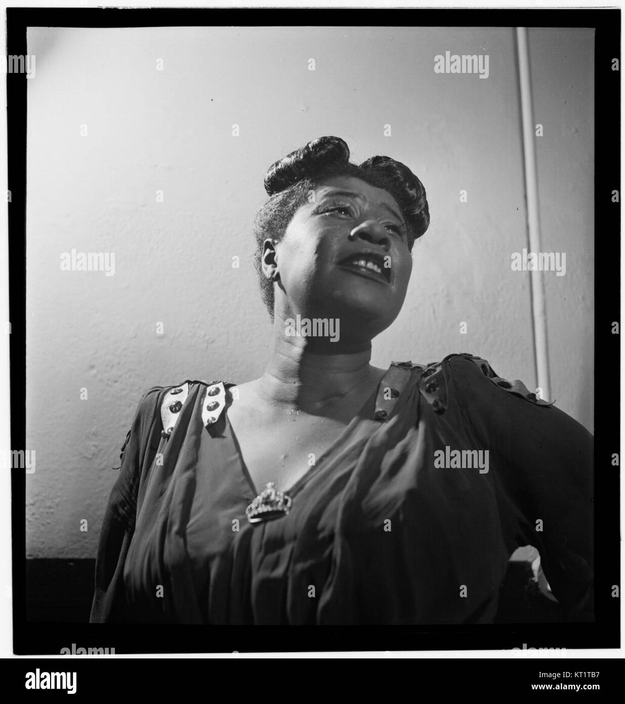 Dieses ikonische Foto zeigt Ella Fitzgerald, eine der größten Jazzsängerinnen, in New York um November 1946 und zeigt ihren Beitrag zur Jazz- und Musikwelt auf dem Höhepunkt ihrer Karriere. Stockfoto