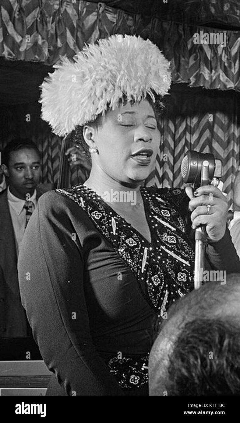 Dieses Bild von Ella Fitzgerald, aufgenommen im September 1947, fängt die berühmte Jazzsängerin während einer bedeutenden Periode ihrer Karriere ein. Stockfoto