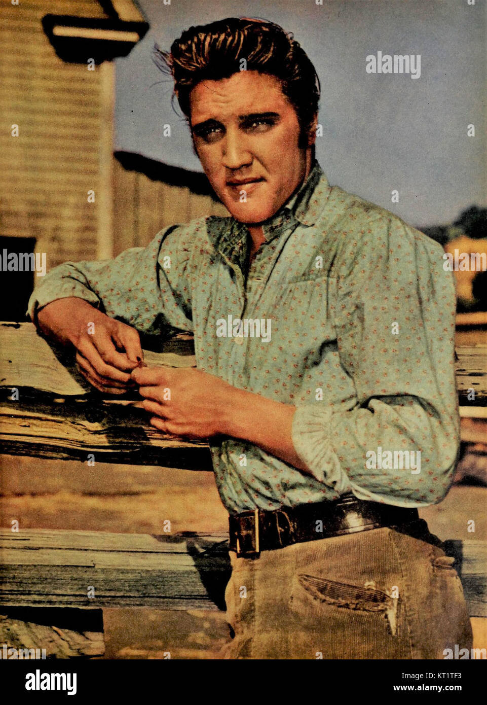 Dieses Bild von Elvis Presley aus der Januar-Ausgabe 1957 von TV Radio Mirror fängt den legendären Rock-and-Roll-Star in einem entscheidenden Moment seiner Karriere ein. Seine Präsenz in den Medien während dieser Zeit war maßgeblich für die Gestaltung der Popkultur. Stockfoto