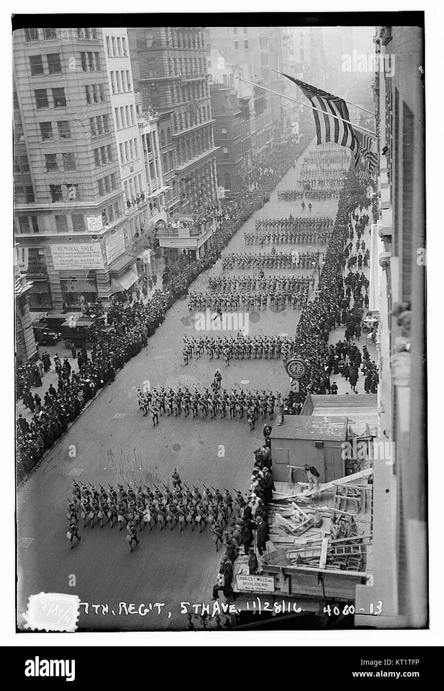 Eine Fotografie, die Soldaten des 7. Regiments zeigt, die am 28. November 1916 auf der 5th Avenue in New York City marschierten und eine Militärprozession während des Ersten Weltkriegs zeigen Stockfoto