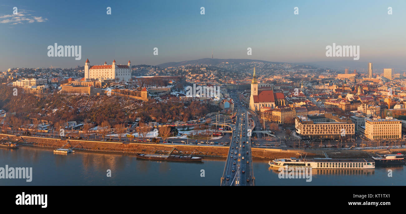 Bratislava - Panoramablick auf die Skyline der Stadt von SNP-Bridge im Sonnenuntergang lilght. Stockfoto