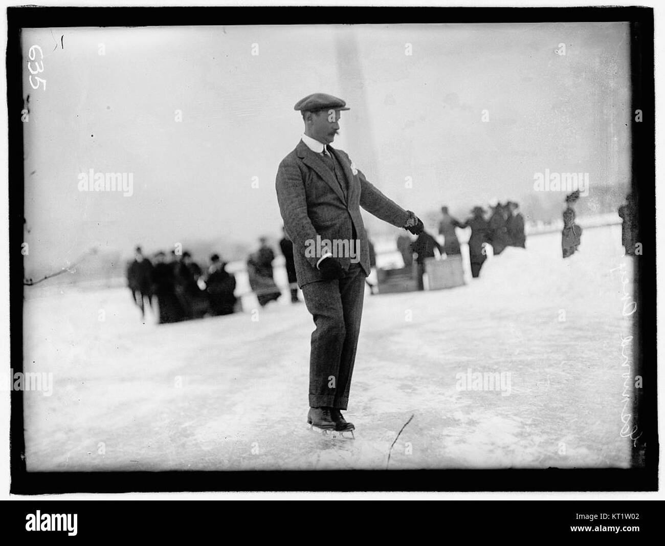 Esmond Ovey, fotografiert von Harris & Ewing, ist in diesem Bild festgehalten und spiegelt seine Bedeutung als öffentliche Figur oder Profi in seinem Fachgebiet wider. Stockfoto