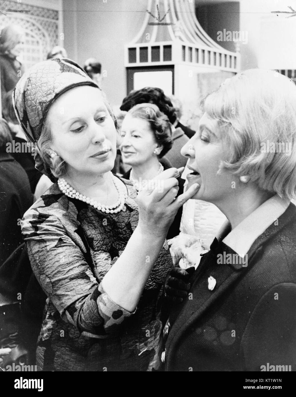 Estee Lauder ist ein renommiertes, multinationales Kosmetikunternehmen, das für seine hochwertigen Hautpflege-, Make-up- und Duftprodukte bekannt ist. Sie ist weiterhin führend in der Kosmetikbranche. Stockfoto
