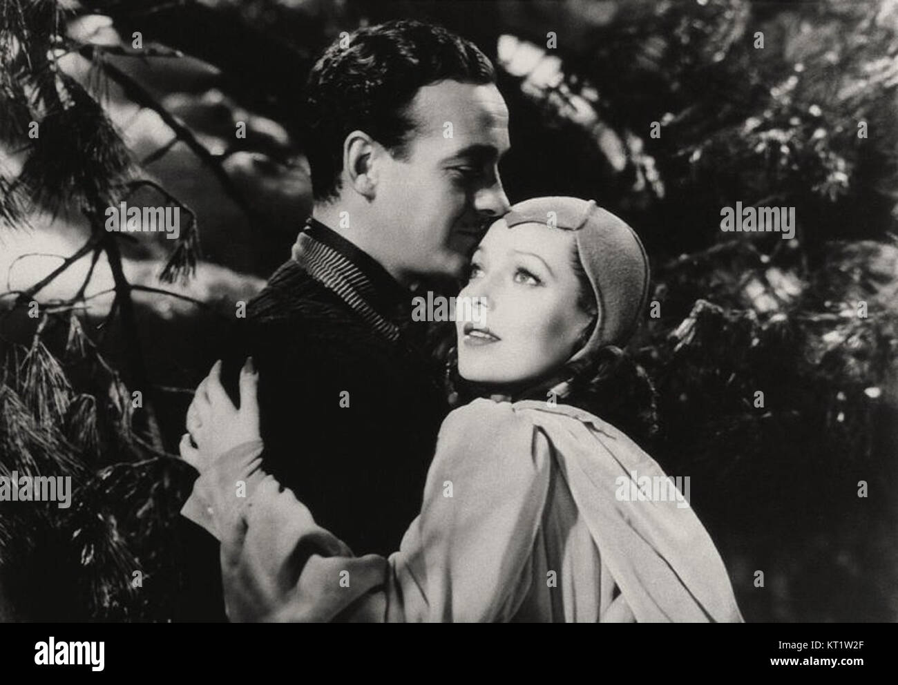 Eternally Yours (1939) ist ein Film aus den späten 1930er Jahren, in dem Themen Liebe und Tragödie dargestellt werden. Der Film spielt in einem romantischen Drama und erforscht die Komplexität von Beziehungen und die emotionalen Herausforderungen, denen die Charaktere gegenüberstehen. Stockfoto