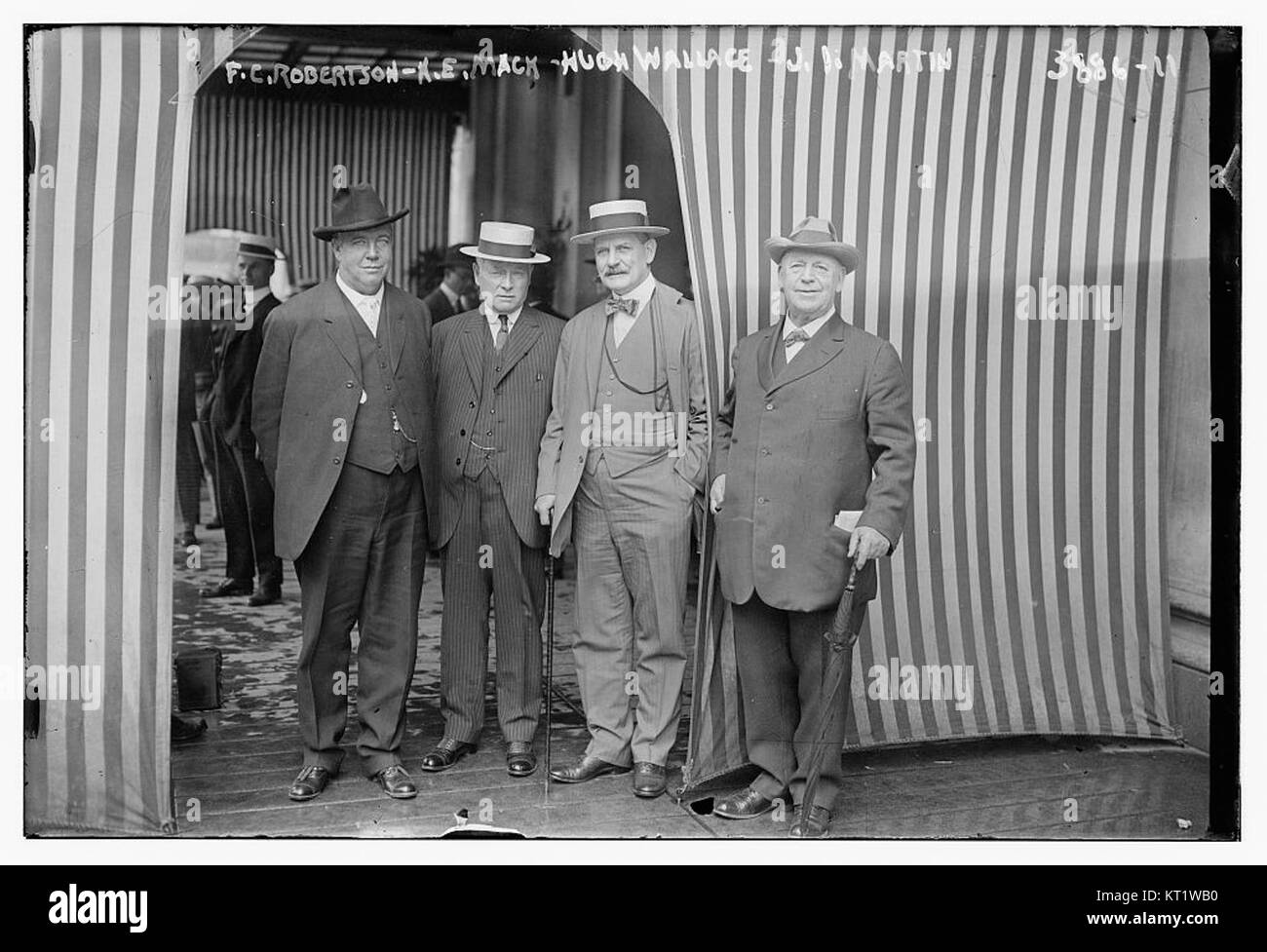 Dieses Foto zeigt F.C. Robertson, H.E. Mack, Hugh Wallace und J.I. Martin, wahrscheinlich prominente Figuren in ihren jeweiligen Feldern, die zusammen in einem historischen Kontext aufgenommen wurden. Stockfoto Dieses Foto zeigt F.C. Robertson, H.E. Mack, Hugh Wallace und J.I. Martin, wahrscheinlich prominente Figuren in ihren jeweiligen Feldern, die zusammen in einem historischen Kontext aufgenommen wurden. Stockfoto