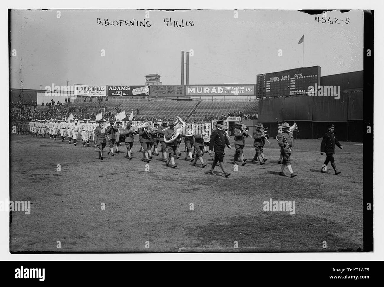 Eine Band und Spieler marschieren auf dem Polo Grounds, New York, während der Eröffnung der Giants, um den zeremoniellen Aspekt eines Baseballspiels der Major League zu zeigen. Die Veranstaltung war sowohl für das Team als auch für die lokalen Fans ein bedeutender Anlass. Stockfoto