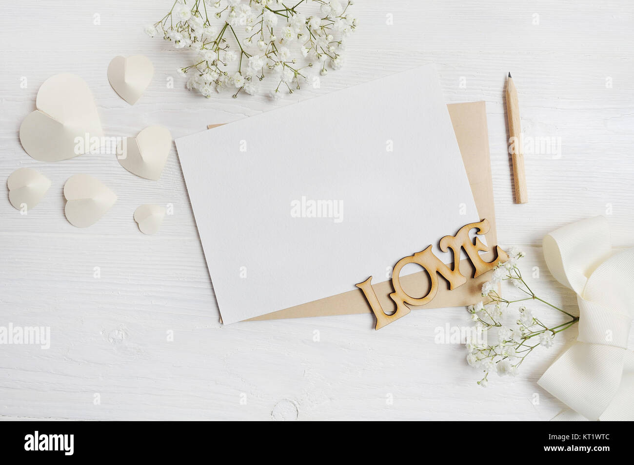 Mockup Brief mit pen Grußkarte für Valentinstag im rustikalen Stil mit Platz für Ihren Text, Flach, Ansicht von oben Foto mock up. Stockfoto