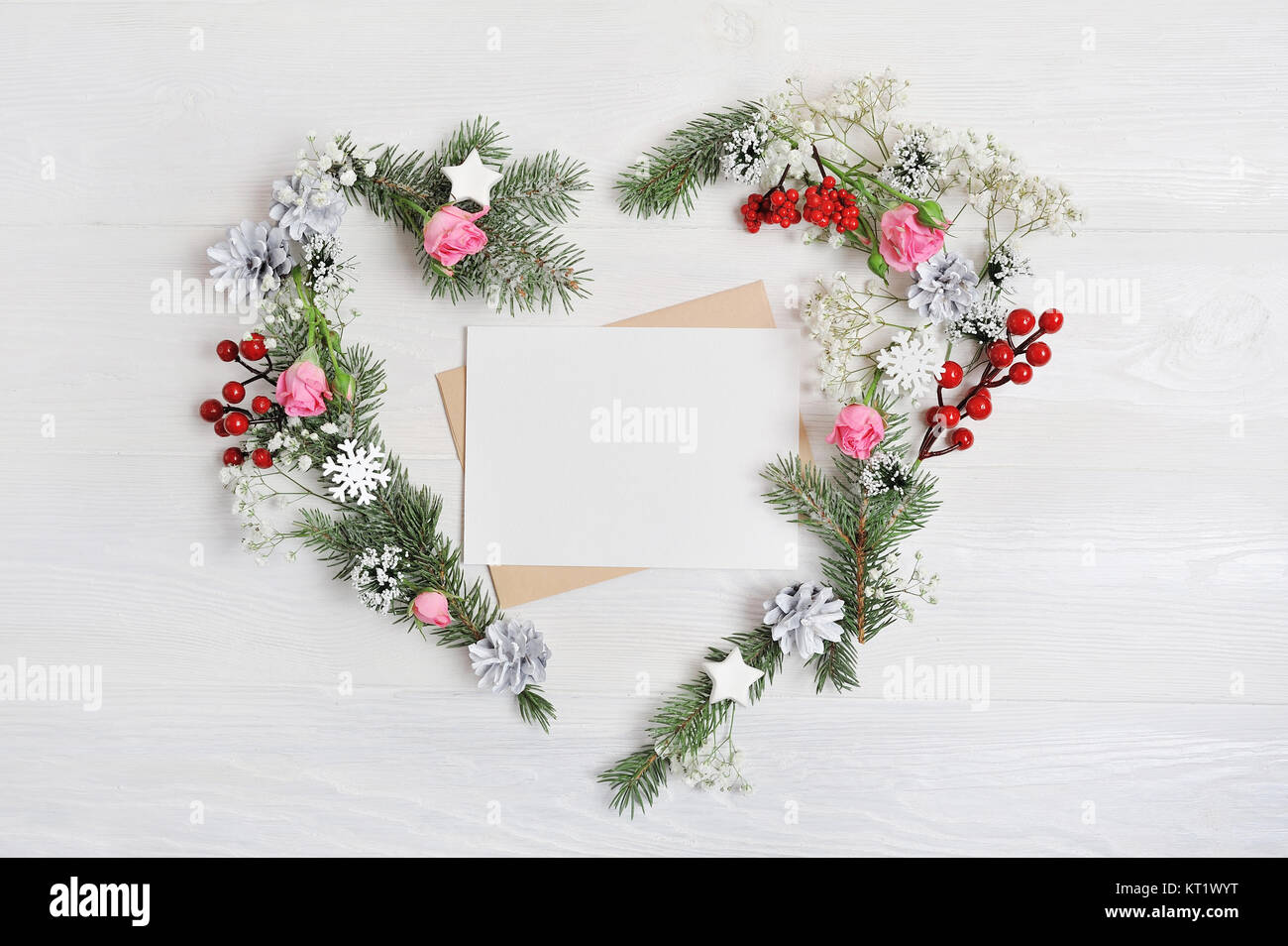 Mockup Weihnachten Herz Kranz mit Brief im rustikalen Stil mit Platz für Ihren Text, Flach, Ansicht von oben Foto mock up. Stockfoto