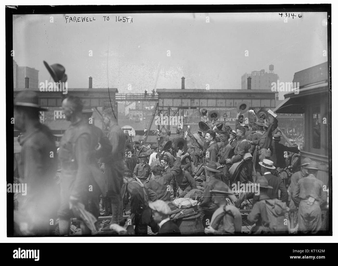 Dies bezieht sich wahrscheinlich auf ein militärisches Ereignis oder eine Gedenkveranstaltung, die den Abschied des 165., möglicherweise ein Bataillon oder Regiment, das ihren Dienst und ihre Leistungen feiert. Stockfoto