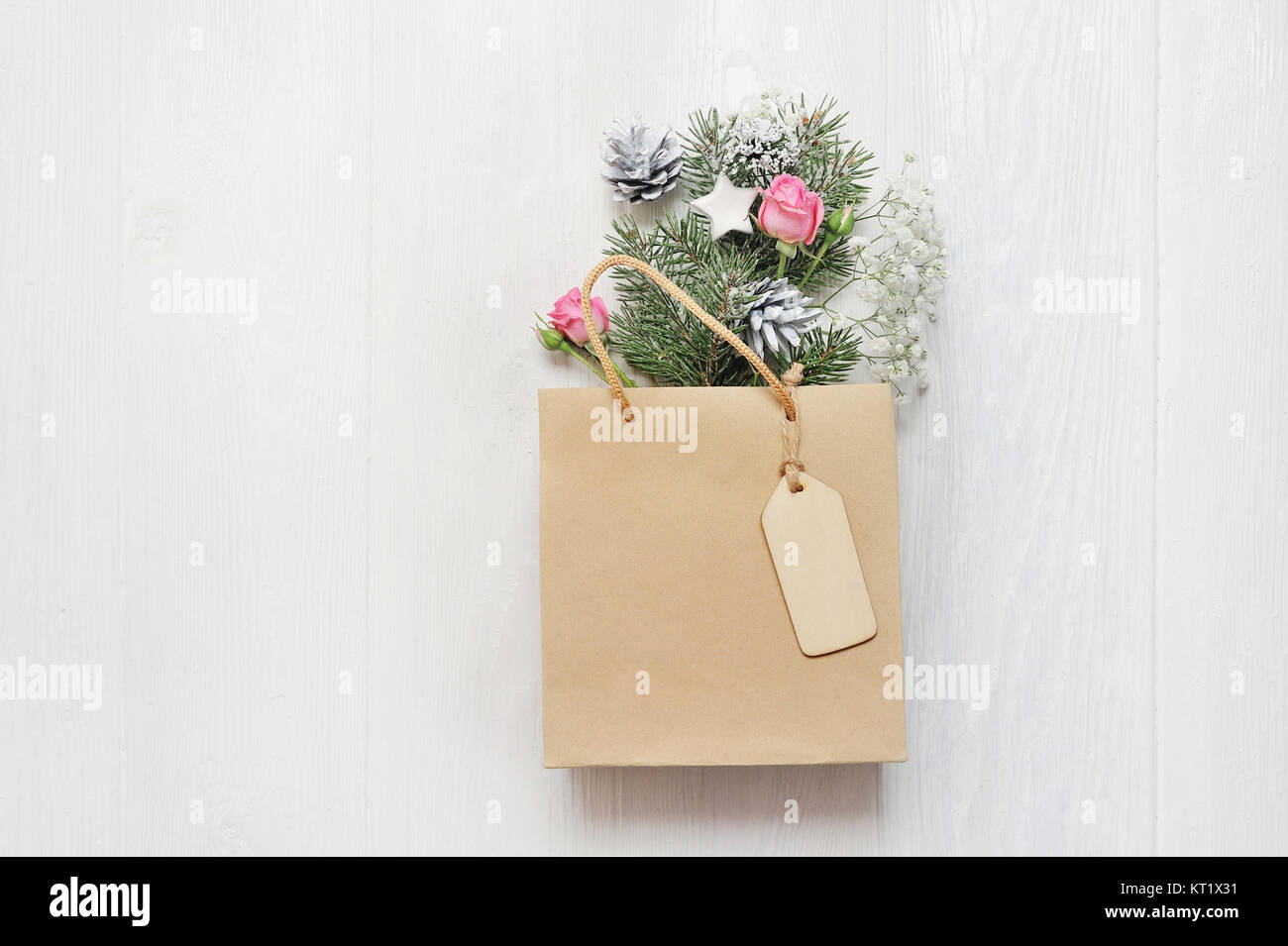 Mockup Christmas gift Pack mit Baum und Blume auf weißem Hintergrund Holz draufsicht eingerichtet. Frohe Weihnachten Grußkarte. Winter Urlaub Sie Stockfoto