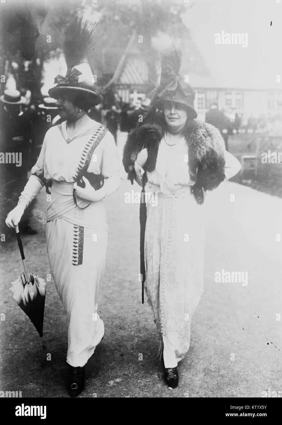 Die Mode im Trouville 1913 unterstreicht die stilvolle und elegante Kleidung der damaligen Zeit und zeigt die Modetrends des frühen 20. Jahrhunderts im französischen Badeort. Stockfoto
