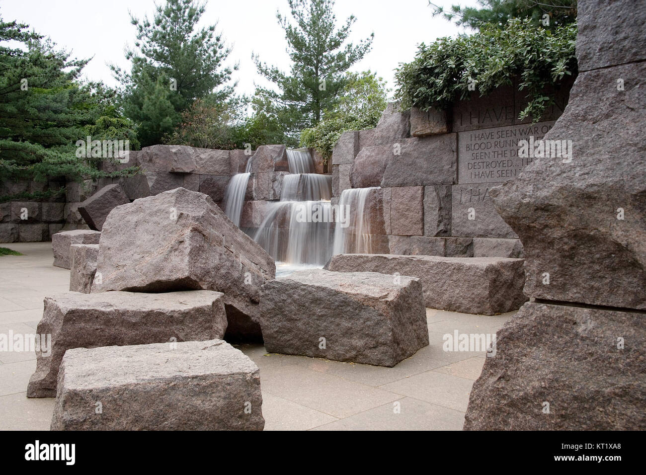 Der FDR Memorial Waterfall ist ein bedeutendes Merkmal am Franklin D. Roosevelt Memorial in Washington, D.C. der Wasserfall symbolisiert die Widerstandsfähigkeit und Stärke des amerikanischen Volkes während Roosevelts Präsidentschaft. Stockfoto