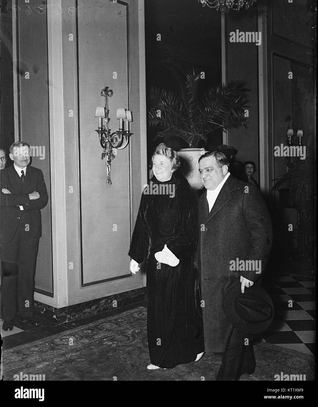 Fiorello La Guardia war ein prominenter New Yorker Politiker, der Anfang des 20. Jahrhunderts Bürgermeister war. Das Bild zeigt ihn mit Kollegen in seiner politischen Karriere. Stockfoto