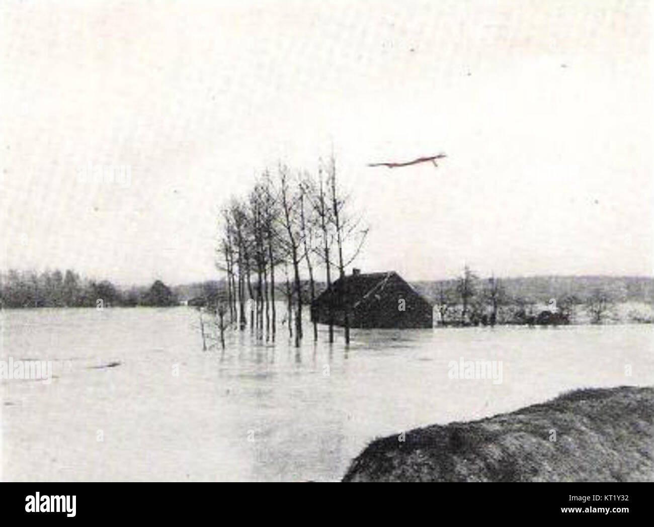 Eine Fotografie, die die Überschwemmungen in Belgien im Jahr 1940 zeigt und die Auswirkungen der Überschwemmungen auf die Landschaft und die lokalen Gemeinden während dieser Krisenzeit zeigt. Stockfoto