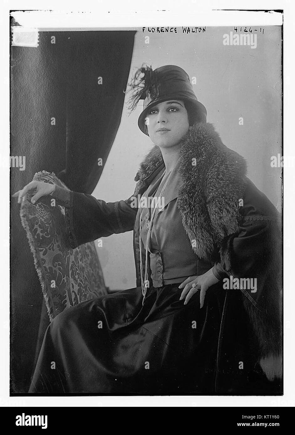 Florence Walton (16161050280) ist eine Fotografie, die einen Moment in der Zeit einfängt und in der Sammlung des Metropolitan Museum of Art aufbewahrt wird Das Bild bietet einen Einblick in das Leben und die Ära des Subjekts und trägt so zum historischen und kulturellen Verständnis bei. Stockfoto