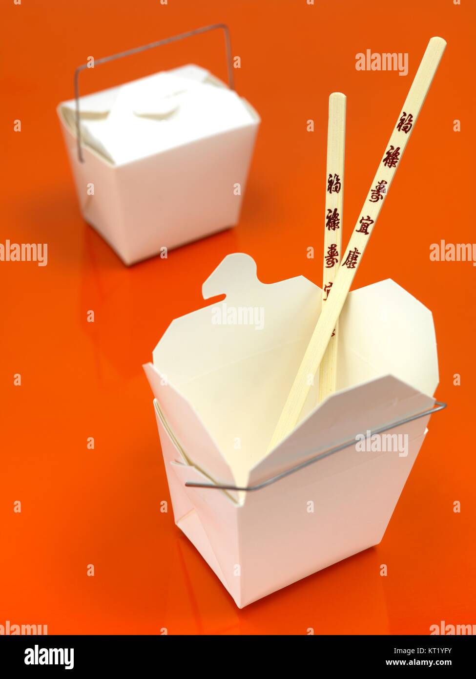 Ein Chinese zum Mitnehmen Container isoliert gegen einem orangefarbenen Hintergrund Stockfoto