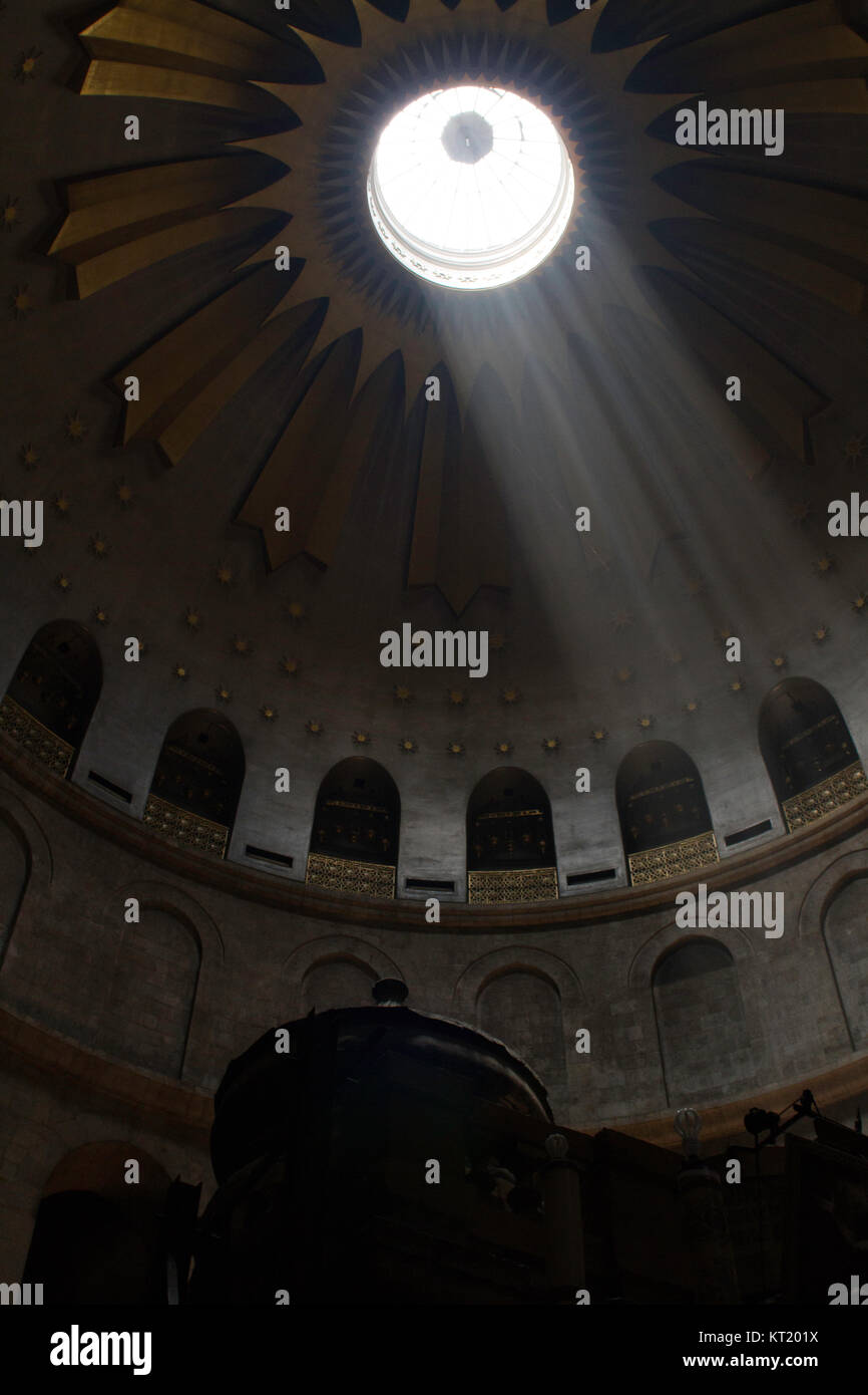 Sonnenlicht strahlt durch die Kuppel der Kirche des Heiligen Grabes auf den Aedicule. Stockfoto