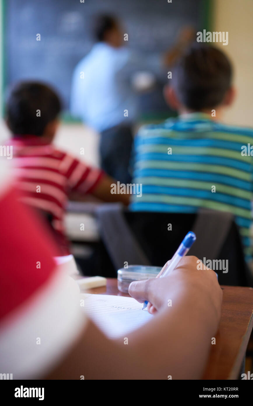 Jugend und Bildung. Gruppe von hispanic Studenten in der Klasse in der Schule während der Lektion. Deatil der Handschrift auf Papier Stockfoto