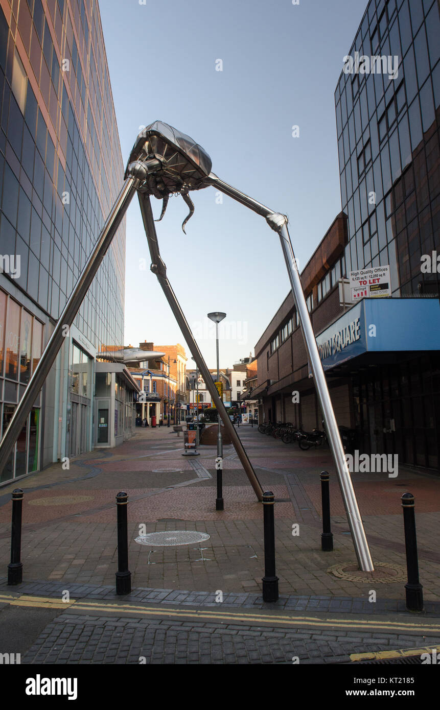 Woking, England, Großbritannien - 13 April 2014: eine Skulptur, die sich im Central Business District von Woking zeigt eine marsian Kampfmaschine Stativ aus dem HG Wel Stockfoto