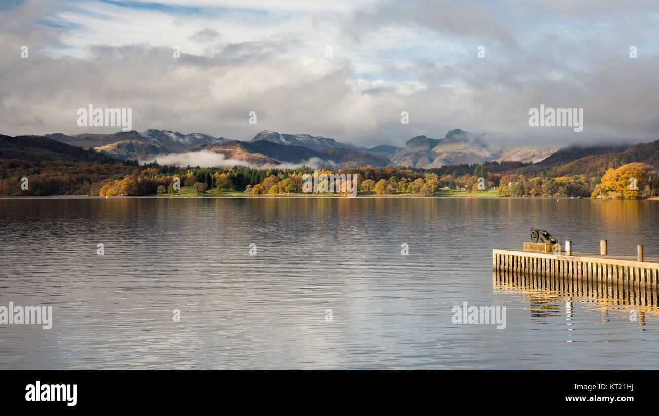 Nebel steigt aus Wald im Herbst Farbe unter den Bergen von Langdale in England Lake District National Park. Stockfoto