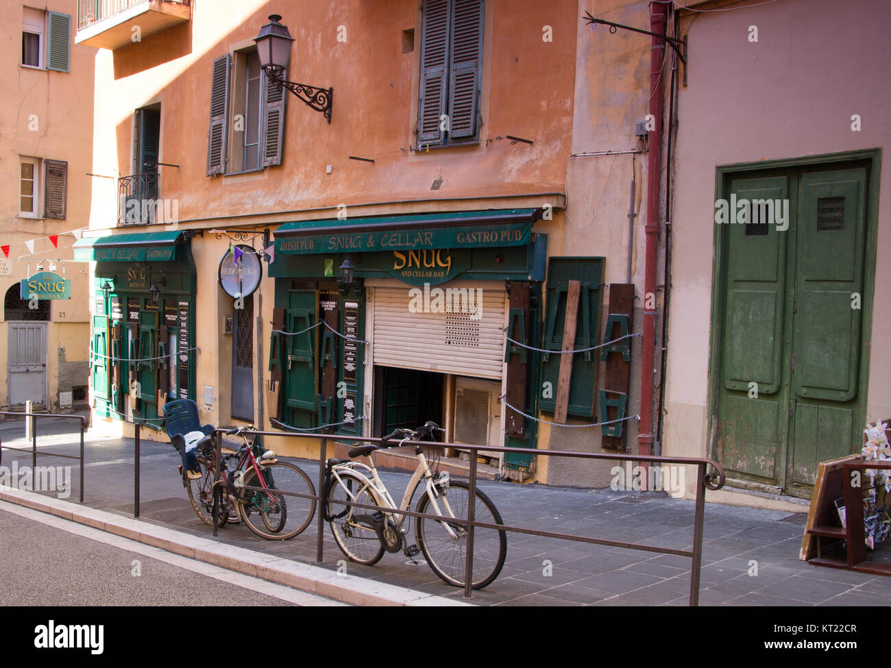 Fahrräder außerhalb ein Café in der Altstadt von Nizza, Frankreich im Sommer. Stockfoto