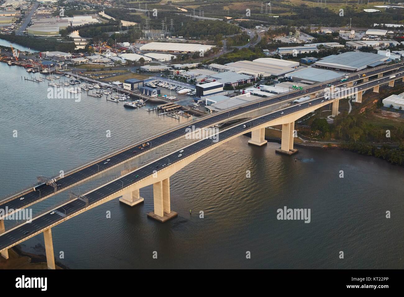 Autobahnbrücke über den River, Luftbild Stockfoto