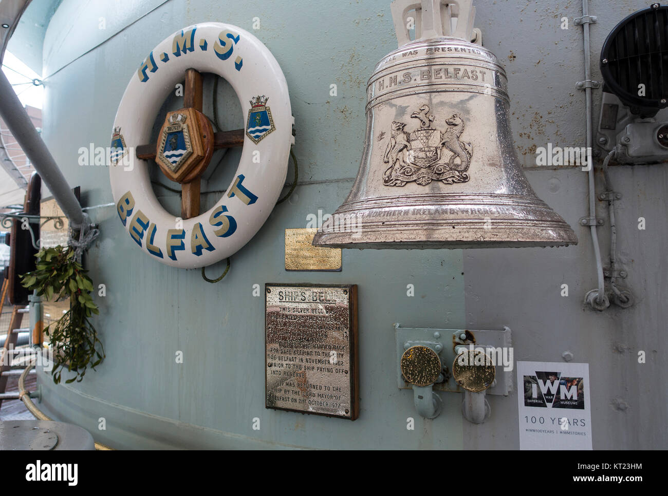 Die Silberne Schiffsglocke auf der HMS Belfast günstig in der Themse Teil des Imperial War Museum London England United Kingdom UK Stockfoto